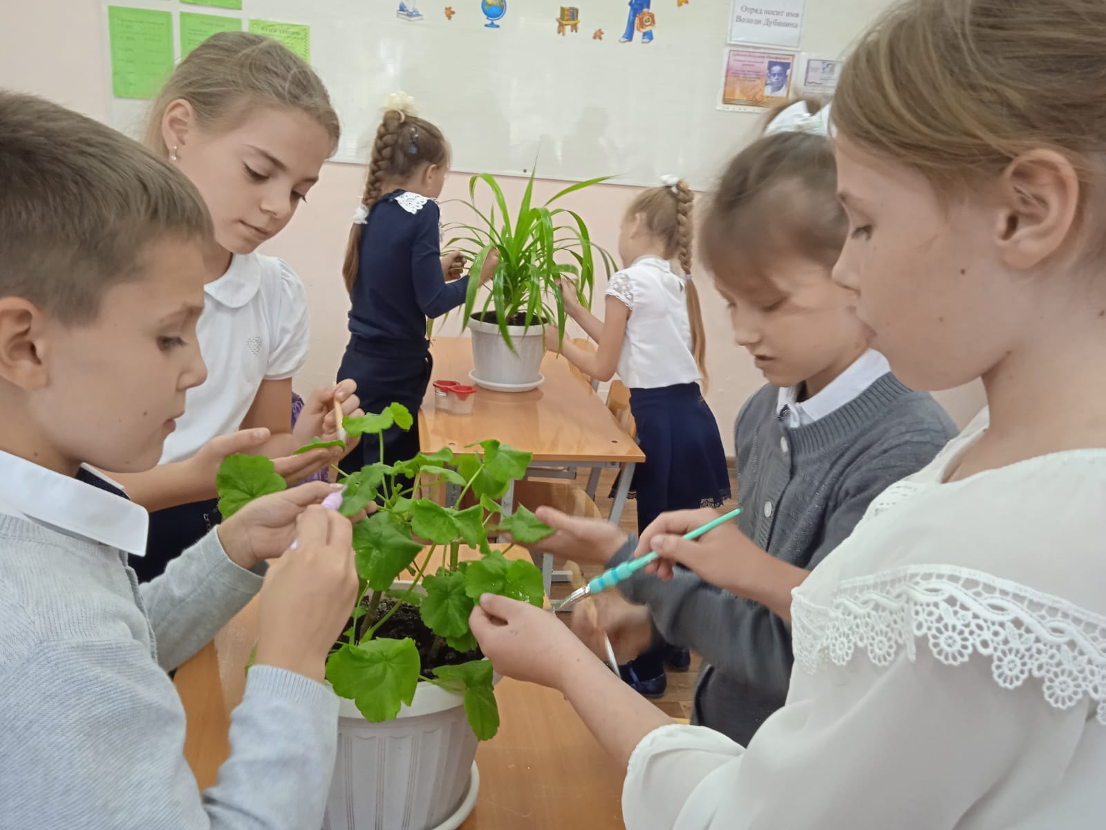 Социально кружок в школе. Дети ходят по классному кабинету.